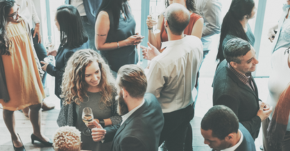 Mehrere Menschen unterhalten sich bei einer Networking-Veranstaltung miteinander. Bildrechte: istock.com/Rawpixel