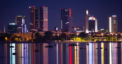 Nachtaufnahme der Skyline von Tallinn in Estland. Unsplash: Denis Shlenduhhov