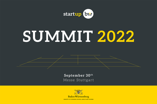Flyer Start-up BW Summit 2022. Eine Zeichnung symbolisiert Ausstellungsflächen. Text: SUMMIT 2022, September 30th Messe Stuttgart. Logos: Start-up BW, Wirtschaftsministerium Baden-Württemberg