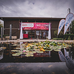 Außenansicht Technologiepark Offenburg mit einem Banner über der Eingangstür zum BlackForest Hackathon.