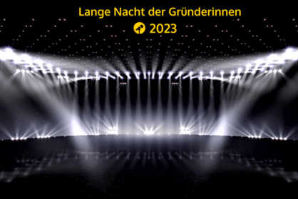 Veranstaltungsflyer mit einer ausgeleuchteten Bühne mit dem Text: Lange Nacht der Gründerinnen 2023.