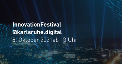 Panoramabild von Karlsruhe bei Nacht aus der Vogelperspektive. Weißer Text mit Datum der Veranstaltung InnovationFestival - 8. Oktober 2021.