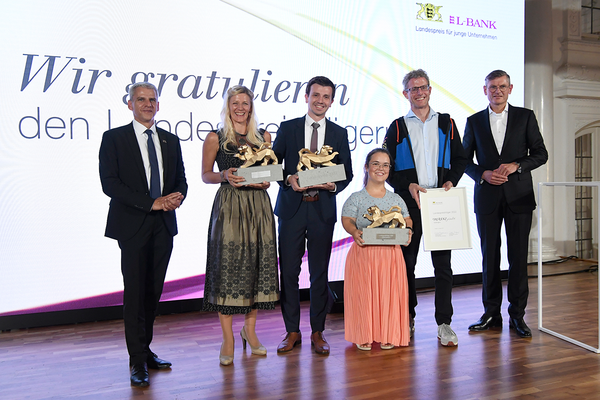 Preisverleihung Landespreis für junge Unternehmen 2022. Von links: Staatssekretär Dr. Patrick Rapp MdL, Nadine Walter-Bühler (Dorfkäserei, Platz 2), Philipp Engelkamp (Ineratec, Platz 1), Nadine Feist und Daniel Kowalewski (WASNI, Platz 3) und Johannes Heinloth (Mitglied des Vorstands der L-Bank).  Quelle: L-Bank/KD Busch 