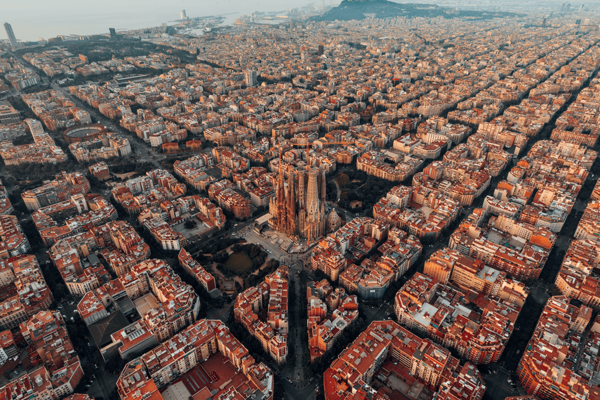 Luftaufnahme von Barcelona, Spanien mit der Basilika Sagrada Familia.
