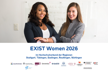 Zwei lächelnde Frauen stehen vor einer Wand mit dem Text: EXIST WOMEN 2026 im Hochschulverbund der Regionen Stuttgart, Tübingen, Esslingen, Reutlingen und Nürtingen. So den angefügten Logos aller Verbundpartner.