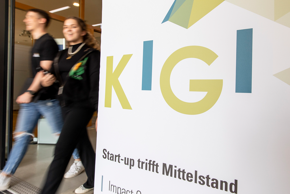 Fotoaufnahme von einem Roll-up von KIGI. Text: KIGI Start-up trifft Mittelstand.