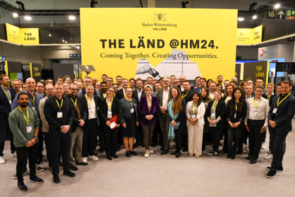 Pressefoto von Wirtschaftsministerin Dr. Nicole Hoffmeister-Kraut gemeinsam mit den ausstellenden Unternehmen des THE LÄND Stands auf der HANNOVER MESSE 2024 Bildrechte: Ralf Hansen.