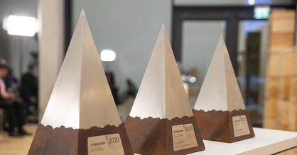 Drei pyramidenförmige Siegestrophäen von der Preisverleihung des CyberOne Hightech Award Baden-Württemberg 2020.