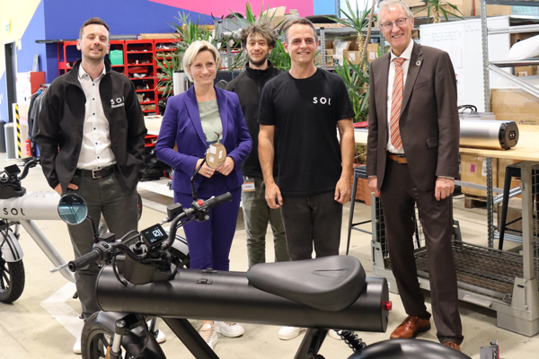 Wirtschaftsministerin Dr. Nicole Hoffmeister-Kraut mit Start-up SOL Motors und Landrat von Böblingen. Bildrechte: Landratsamt Böblingen.
