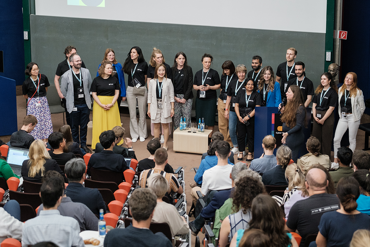 Aufnahme aus einem gefüllten Hörsaal mit Besucherinnen und Besuchern im Rahmen der Cyber Valley Days 2024. Bildrechte: Cyber Valley.
