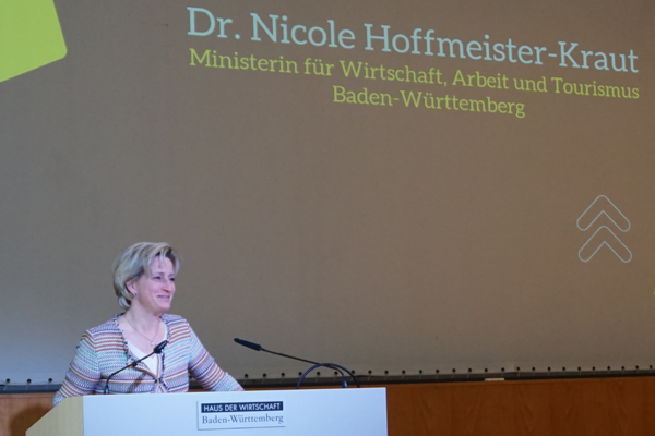Wirtschaftsministerin Dr. Nicole Hoffmeister-Kraut eröffnet das erste Female Founders FINANCING Forum am 20. März 2024.